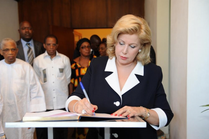 En visite de compassion chez la famille de Bernard Zadi Zaourou, Mme Dominique Ouattara : “C’était un grand Homme !”